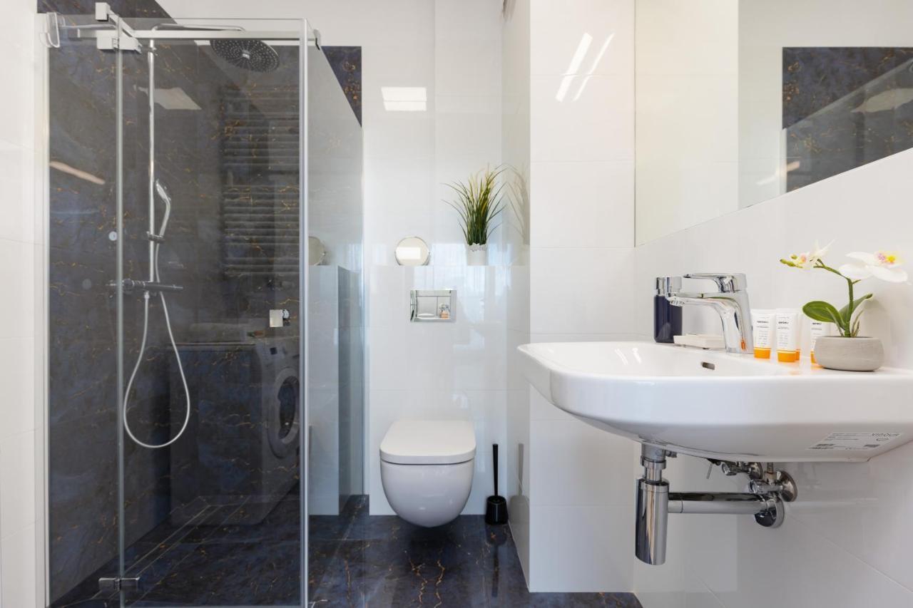 Warszawa Srodmiescie Bonifraterska Apartments By Noclegi Renters Eksteriør billede