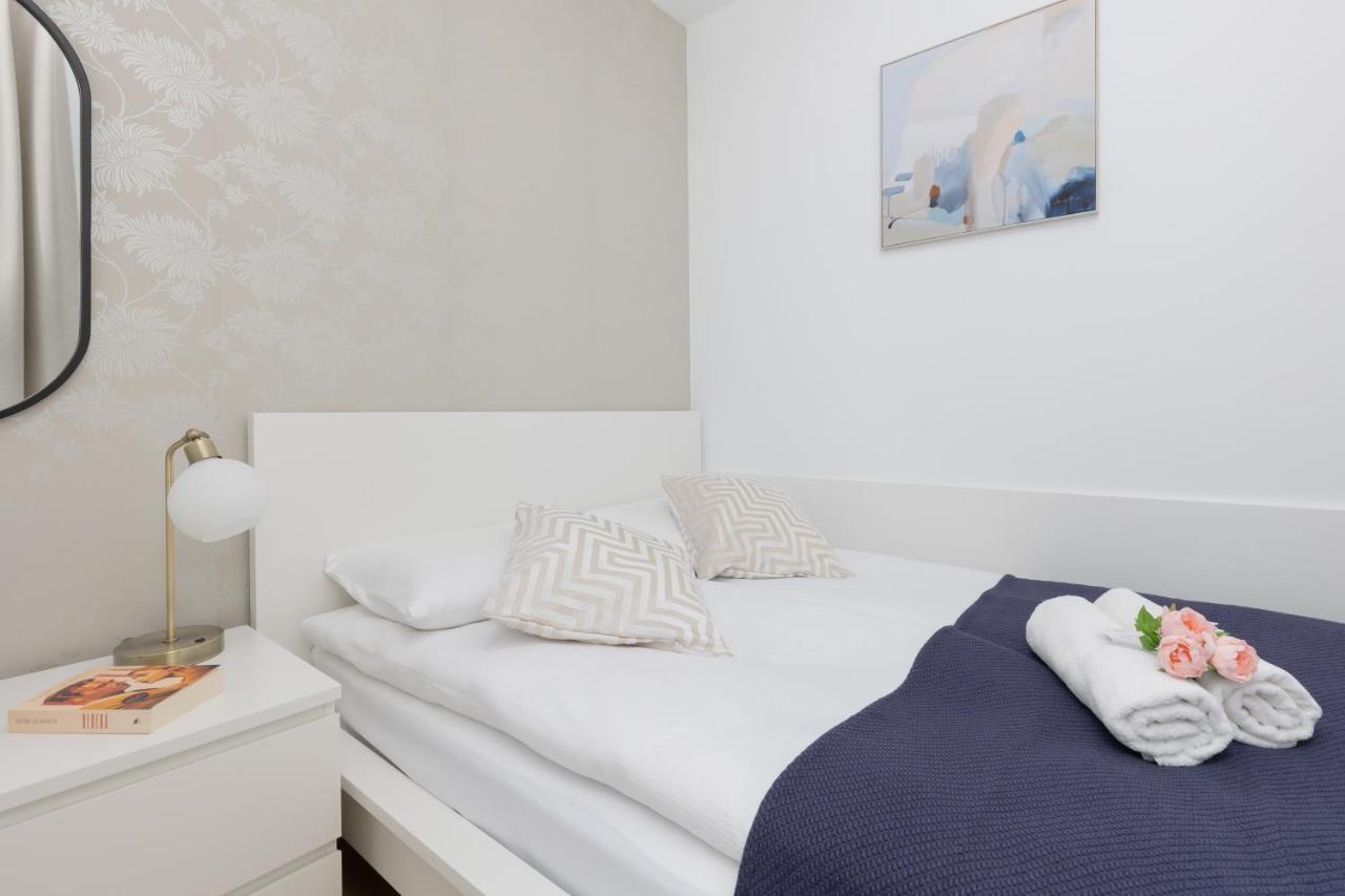 Warszawa Srodmiescie Bonifraterska Apartments By Noclegi Renters Eksteriør billede